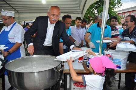 Belediyeden İhtiyaç Sahibi Ailelerin Evlerine İftar Yemeği Dağıtımı