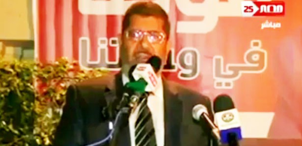 Konuşmasını yarıda kesip ezan okuyan lider