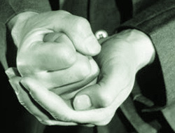 Polisten gazeteciye meydan dayağı!