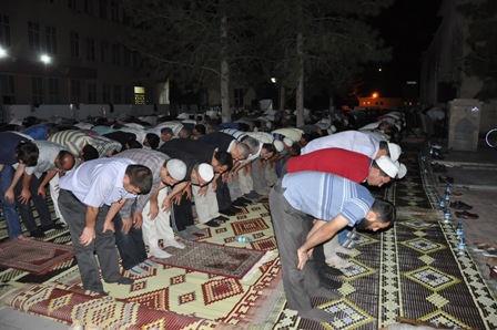 Hatimle teravihe yoğun ilgi