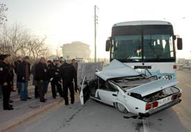 Servis otobüsü otomobile çarptı: 1 yaralı