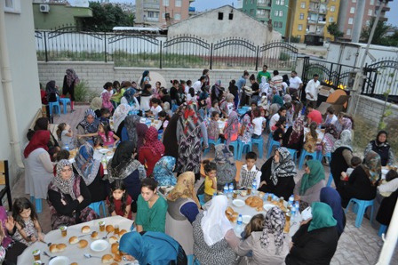 Mukabeleye gelen kadınlar iftar yaptı
