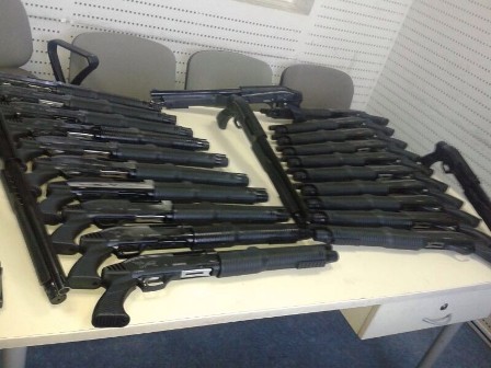 Kargodaki ruhsatsız tüfekler polise takıldı
