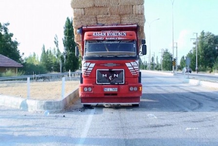 Bisikletle kamyonun altında kaldı