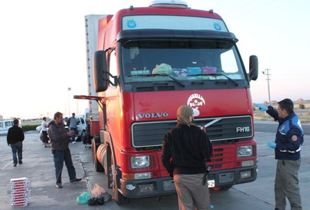 Tırın alt kısmında 13 bin paket kaçak sigara bulundu