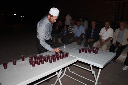 Teravih Çıkışında Cemaate Osmanlı Şerbeti