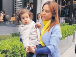 Ebru Gündeş kızını daima gözetliyor