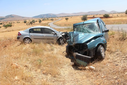 Otomobiller çarpıştı: 8 yaralı