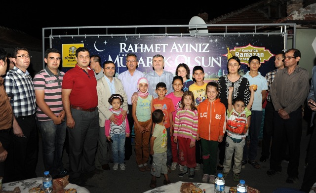 Mahalleli aynı sofrada buluşuyor