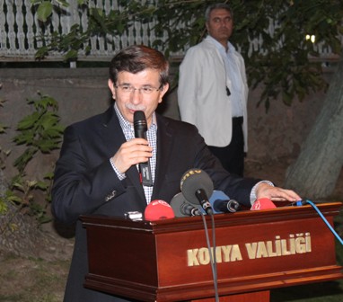 Bakan Davutoğlu, şehit ve gazi aileleriyle iftarda buluştu