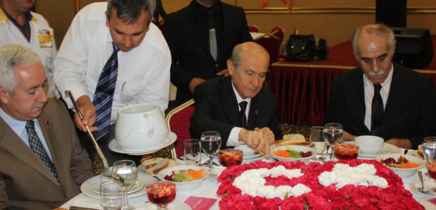 Devlet Bahçeli gazetecileri kovdu!