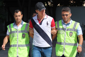 Hırsızlık şüphelisini tişörtü ve şapkası ele verdi