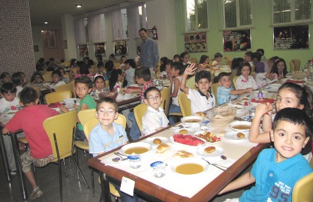 M.Özdemirli öğrenciler öğretmenleriyle iftarda buluştu