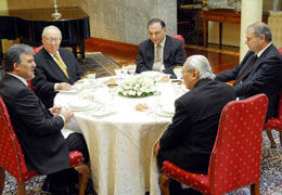 Abdullah Gül'ün sofrasına taktı