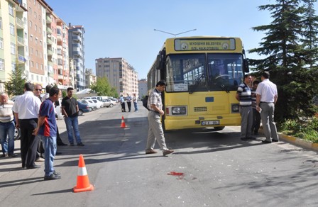 Aylığını çekmeye giderken otobüsün altında kaldı