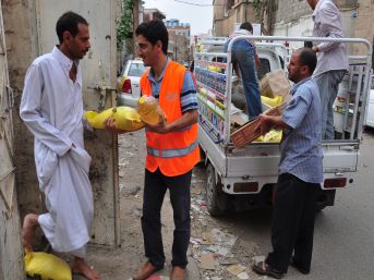 Kimse Yok Mu Yemen'de İhtiyaç Sahibi Aileleri Sevindirdi