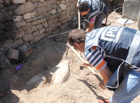 Tarihi aslan heykelini çöpte bulmuş