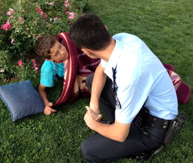 Yurttan kaçan çocuk köpeklerle uyurken bulundu
