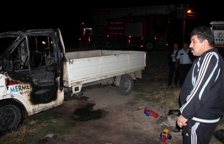 Kendiliğinden hareket eden kamyonet evi yaktı