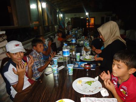 Dost Eli Derneği gönüllüleri ile yüzleri güldürüyor