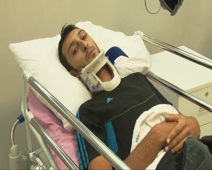 Çimlerde dinlenirken otomobilin çarptığı ağacın altında kaldı