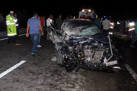 Gurbetçi ailenin otomobili ile kamyonet çarpıştı: 3 ölü, 5 yaralı