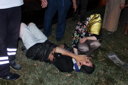Kadın sürücü ağaca, erkek sürücü 3 araca çarptı