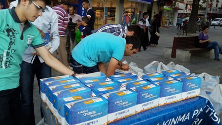 İftara yetişemeyenlere kumanya dağıtıyorlar