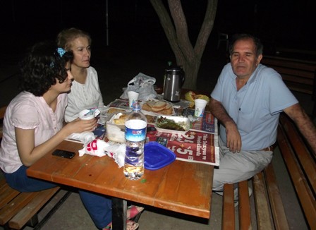 Park halindeki otomobilden altın dolu çantayı çaldılar