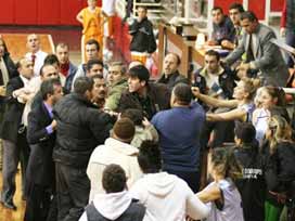 Bingöl'de polis ve öğrenciler birbirine girdi