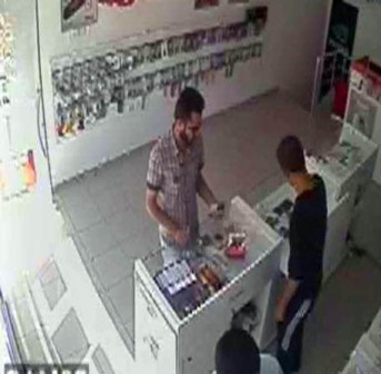 Biri oyaladı diğeri telefon çaldı
