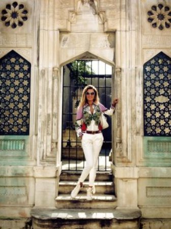 Tuğba Özay'ın Eyüp Sultan pozu tartışma yarattı