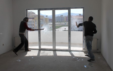 Bir evi 3 kişiye satıp milyonluk vurgun yaptılar