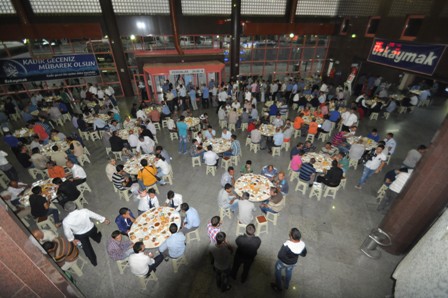 Otogardaki yolculara iftar