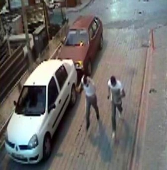 Otomobilden çanta ve para çalan şüpheliler yakalandı
