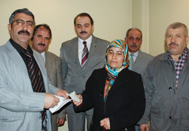 Öldürülen PTT memurunun eşine çek