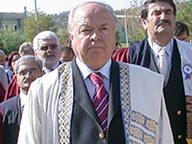 İşte 'eşi başörtülü' bekar Rektör