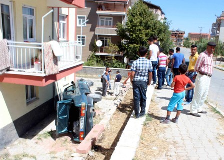 Otomobil apartmanın bahçesine düştü