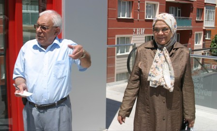 Yaşlı çift yaya üst geçidi asansöründe mahsur kaldı