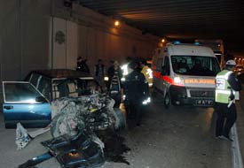 Kaza yapınca otomobili bırakıp kaçtı