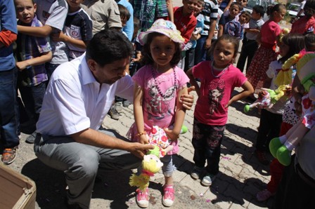 Derbent’te çocuklar bayramda oyuncakla sevindirildi