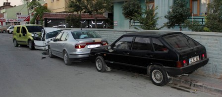 Park halindeki araçlara çarparak durdu