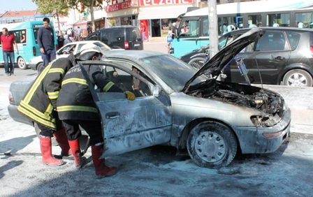 Seyir halindeki otomobil yandı