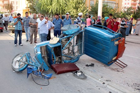 Kamyonet triportöre çarptı: 6 yaralı