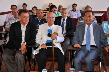 Akşehirli eski Bakan kitaplarını bağışladı