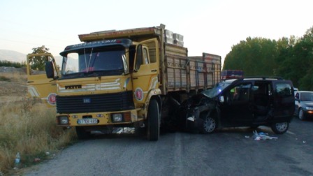 Konya’da kamyon ile kamyonet çarpıştı: 5 yaralı