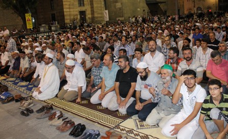 Mısır’da ölenler için dua edilip, namaz kılındı