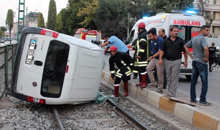Yaşlı çift ticari araçla tramvay yoluna uçtu