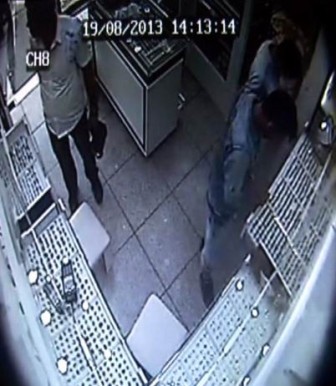 Gümüş yüzükleri geri vermek için çalmışlar