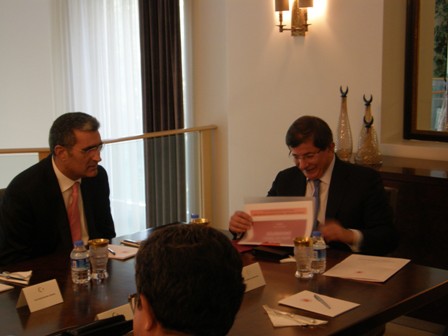Mütevelli Heyetten Bakan Davutoğlu’na ziyaret